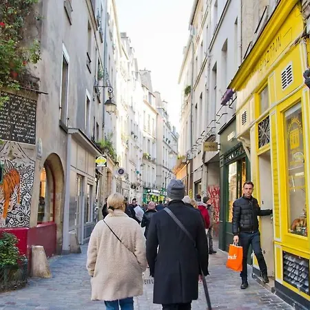 Charming Rue Des Rosiers